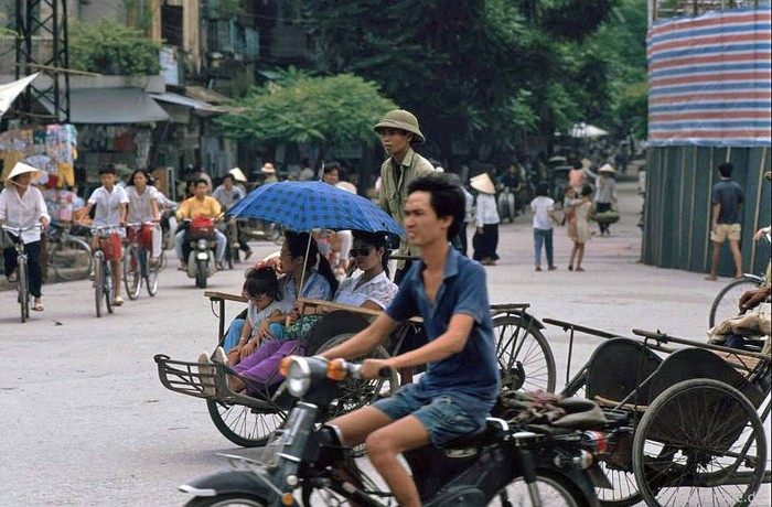 Những chiếc xe máy là một trong số tài sản lớn của người dân lao động ở Hà Nội khi đó
